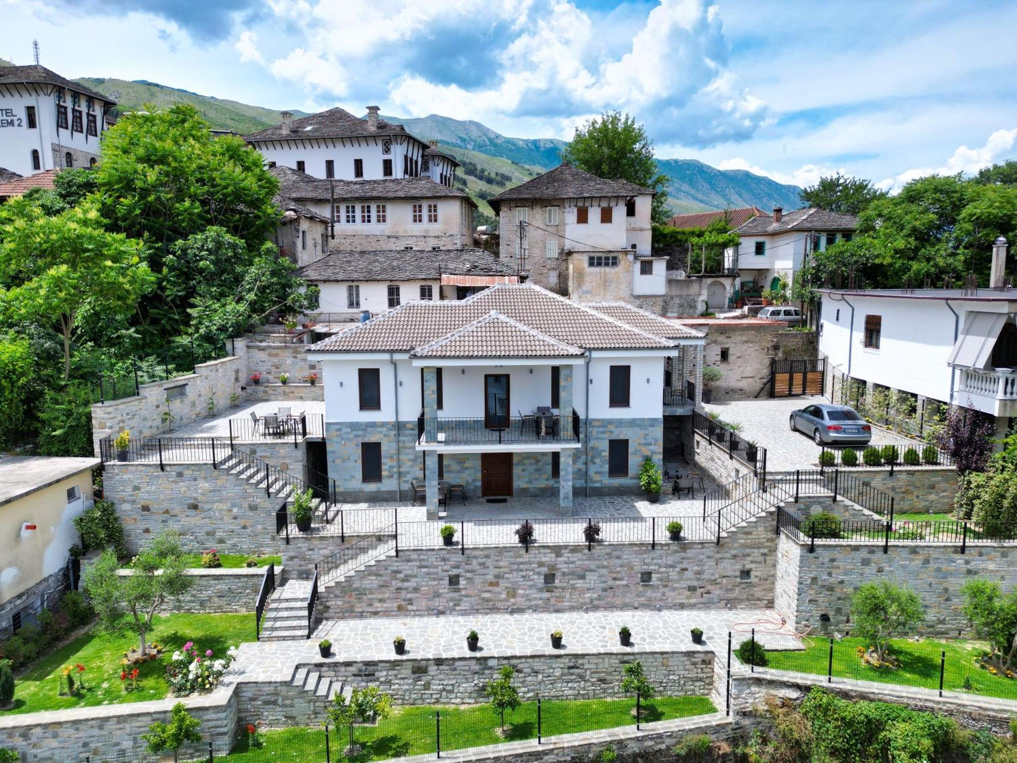 Castlefront Villa Gjirokaster Bagian luar foto
