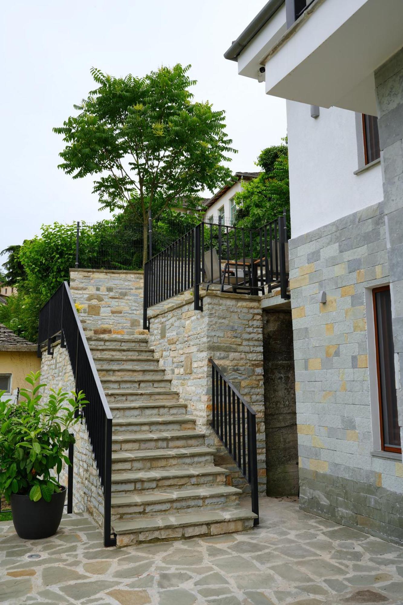 Castlefront Villa Gjirokaster Bagian luar foto