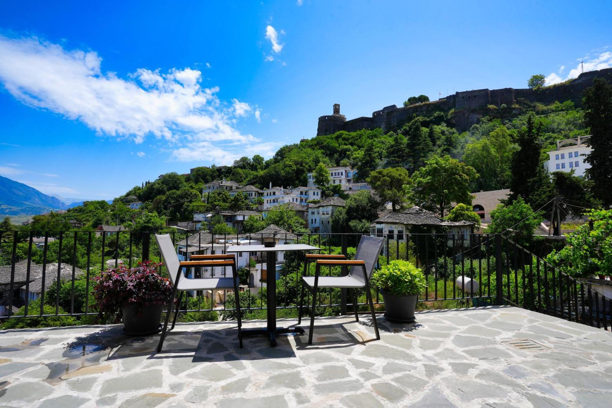 Castlefront Villa Gjirokaster Bagian luar foto